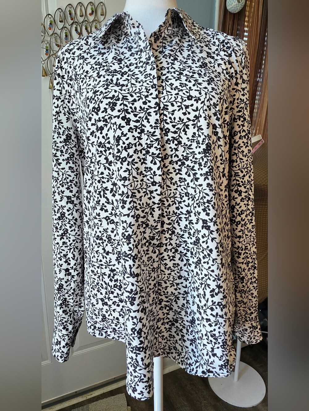 UNTUCKit Nora Button-Down Women's 10 White w/ Black Floral Leaf Print Stretchy - Picture 1 of 12
